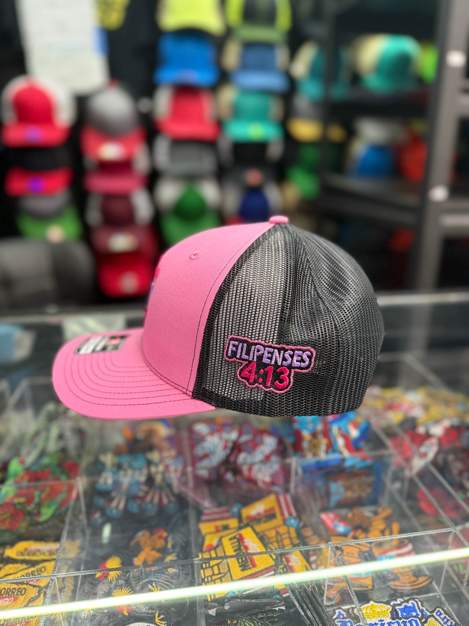 Gorra Trucker "Fortaleza" Versículo Richardson 112 Rosa y Negro