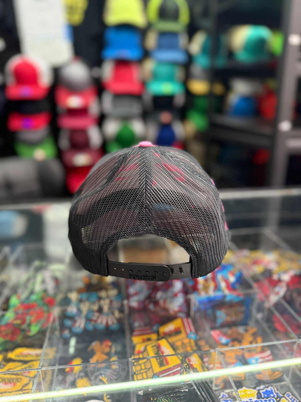 Gorra Trucker "Fortaleza" Versículo Richardson 112 Rosa y Negro