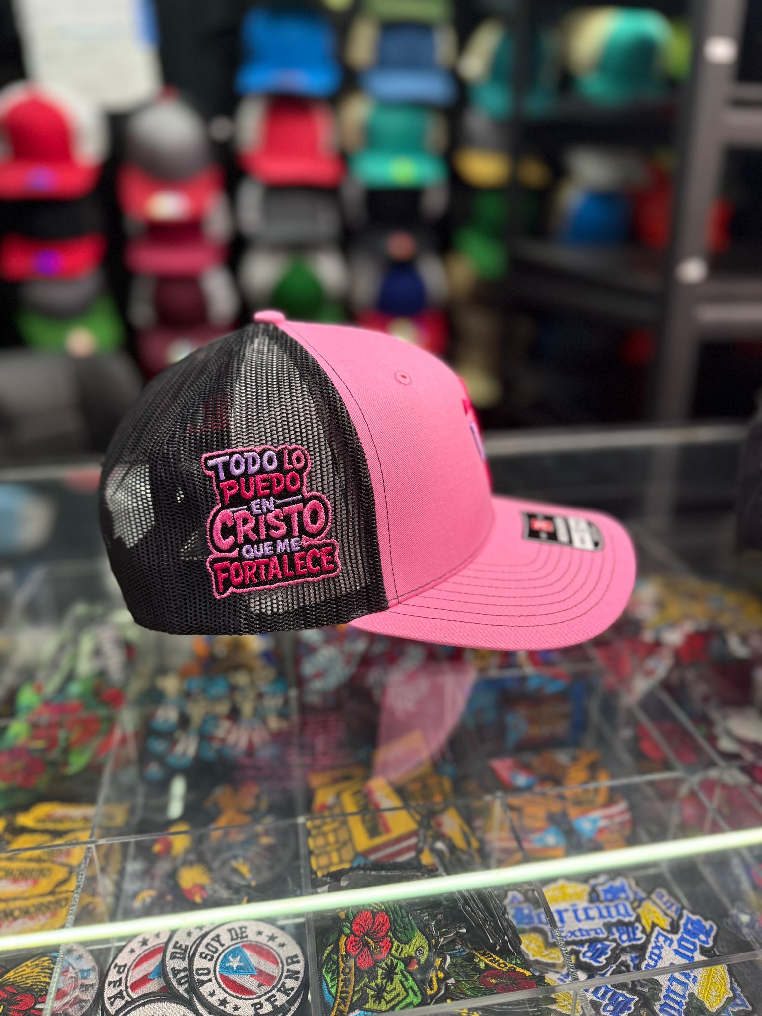 Gorra Trucker "Fortaleza" Versículo Richardson 112 Rosa y Negro