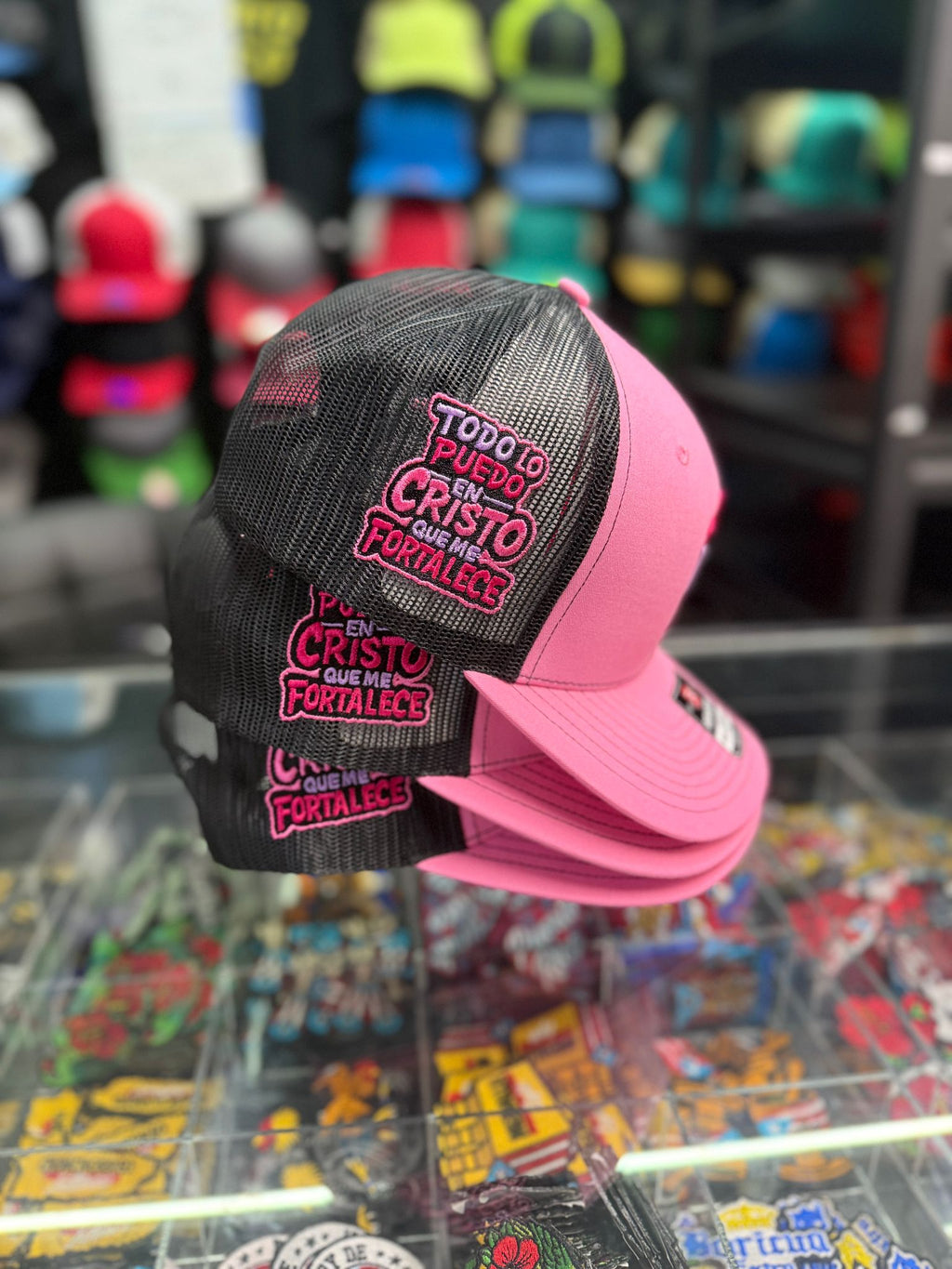 Gorra Trucker "Fortaleza" Versículo Richardson 112 Rosa y Negro