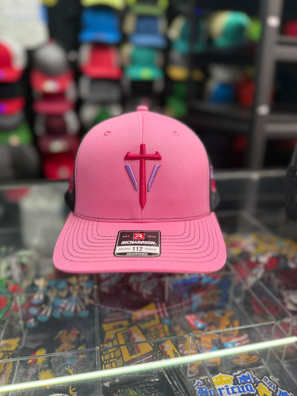 Gorra Trucker "Fortaleza" Versículo Richardson 112 Rosa y Negro