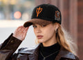VERSÍCULO — Women’s Low Profile Collection Inspirada en Salmo 28:7 ✝️ “Jehová es mi fuerza y mi escudo.”